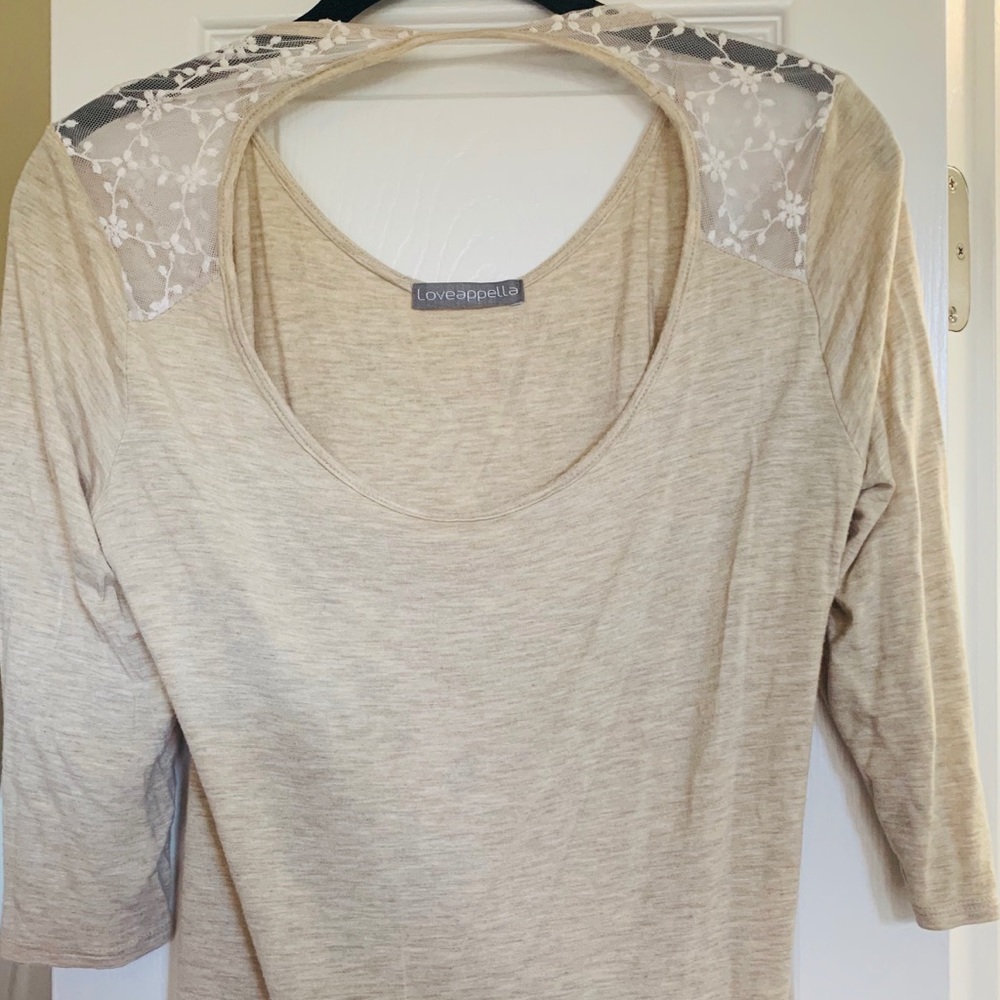 quarter sleeve top,keyhole opening,lace details